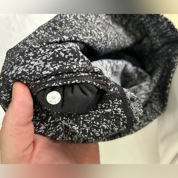 Lululemon size 6 Wunder under high rise 7/8 length black speckled Leggings - Picture 2 of 6